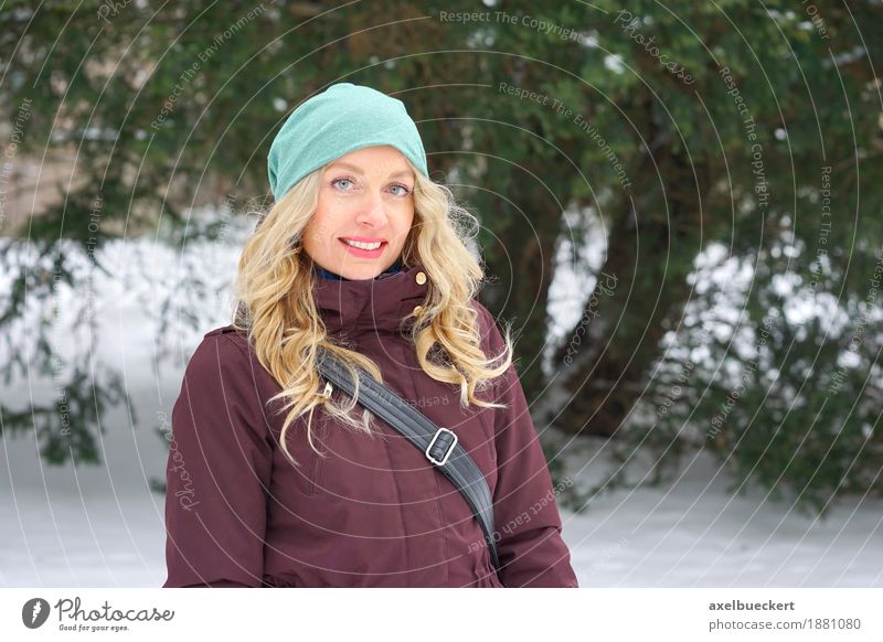 blonde Frau in Winterlandschaft Lifestyle Stil Freizeit & Hobby Schnee Mensch feminin Erwachsene 1 30-45 Jahre Natur Landschaft Baum Park Mode Jacke Mütze