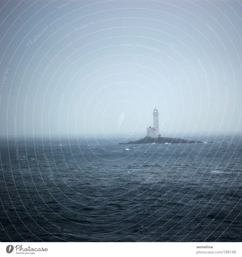 Lichterscheinung Wasser Wetter Wellen Meer leuchten dunkel blau Hoffnung Horizont kalt Warnhinweis Schifffahrt trüb Einsamkeit Ausblick Leuchtturm Insel