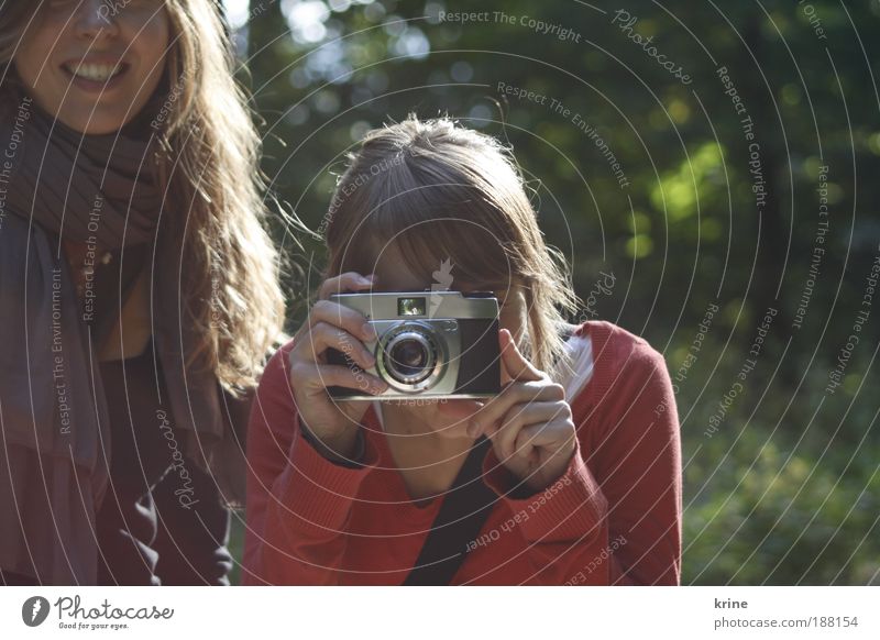 FotoFoto Fotokamera Mensch feminin Junge Frau Jugendliche Freundschaft 2 18-30 Jahre Erwachsene Schönes Wetter Baum Lächeln frech Freundlichkeit Fröhlichkeit