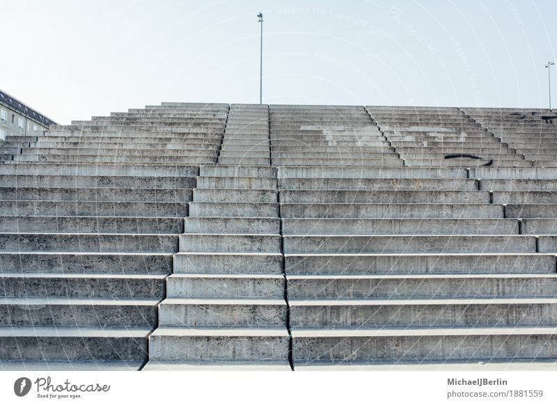 Steile und hohe Treppe Berlin blau Himmel Beton Stadt hoch steil grau Farbfoto Außenaufnahme Tag Zentralperspektive