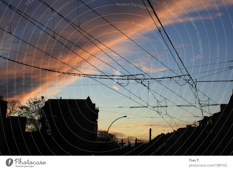 der geteilte Himmel Umwelt Natur Luft Wolken Winter Wetter Schönes Wetter schlechtes Wetter Unwetter Gewitter Stadt Hauptstadt Skyline Haus Gebäude Dach