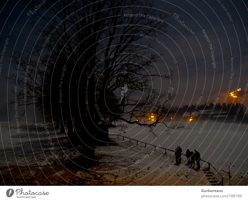 Feuer & Schatten Winter Schnee Winterurlaub Berge u. Gebirge Mensch Menschengruppe Landschaft Urelemente Nachthimmel Eis Frost Baum Wiese Feld Alpen bedrohlich