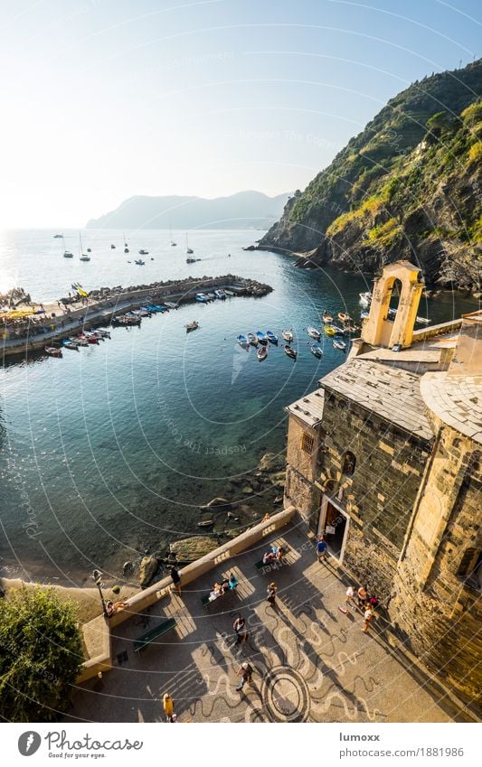 aperitivo time in vernazza Sommer Küste Vernazza Italien Europa Dorf Fischerdorf Stadtzentrum bevölkert Fassade blau gold Ligurien Sonnenlicht Sonnenuntergang