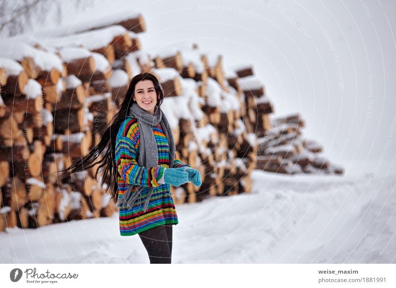 Schöne junge Frau, die draußen in Winter geht. Holz-Protokollierung Glück schön Ausflug Abenteuer Schnee Mensch Mädchen Junge Frau Jugendliche Erwachsene 1