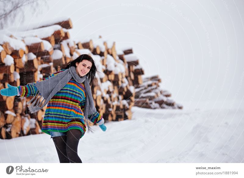 Schöne junge Frau, die draußen in Winter geht. Holz-Protokollierung Glück schön Ferne Freiheit Schnee wandern Mensch Mädchen Junge Frau Jugendliche Erwachsene 1