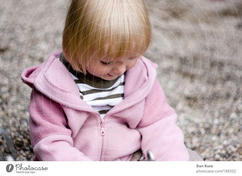 Mein erster Kies Spielen Kind Kleinkind Mädchen Kindheit Kopf Haare & Frisuren Gesicht 1 Mensch 1-3 Jahre beobachten entdecken genießen sitzen träumen