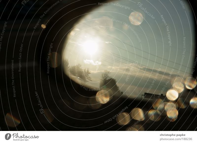 Rückblickend aufs alte Jahr Himmel Sonne Sonnenlicht Straßenverkehr Autofahren Autobahn PKW Spiegel Blick ästhetisch schön zurückschauen Rückspiegel