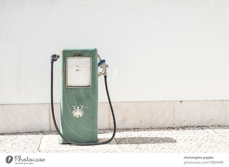 Alte Zapfsäule vor weißer Wand Tankstelle Benzin benzinpreis tanken alt Sommer auftanken Mauer Verkehr Farbfoto Außenaufnahme Menschenleer Textfreiraum rechts