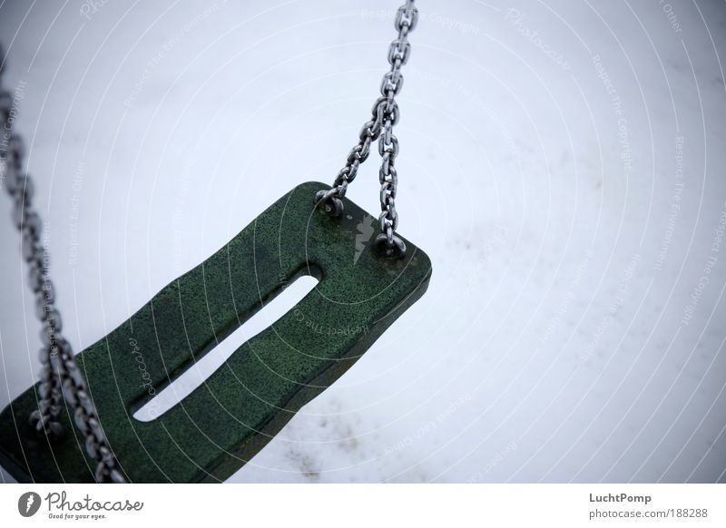 Saisonende. Spielplatz Schaukel schaukeln Einsamkeit Winter Kette Gummi kalt ungemütlich Traurigkeit Spielen gruselig unheimlich ruhig Schnee Kindheit