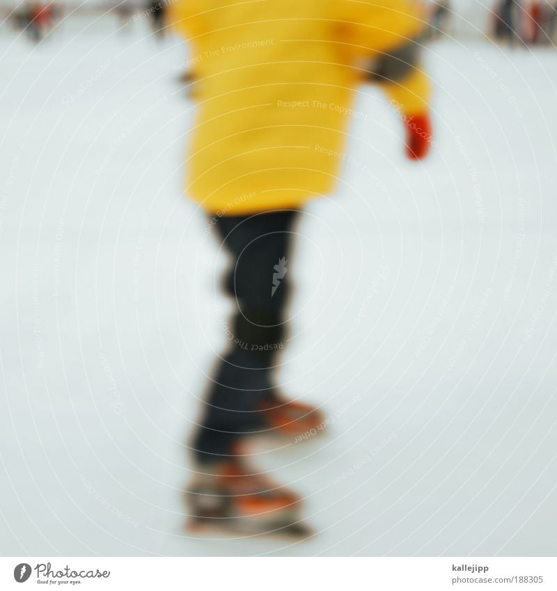 ein glühwein bitte ... Lifestyle Freizeit & Hobby Sport Sportstätten Stadion Mensch Rücken Hand Finger Gesäß Beine Fuß 1 Menschengruppe Winter Eis Frost Schnee