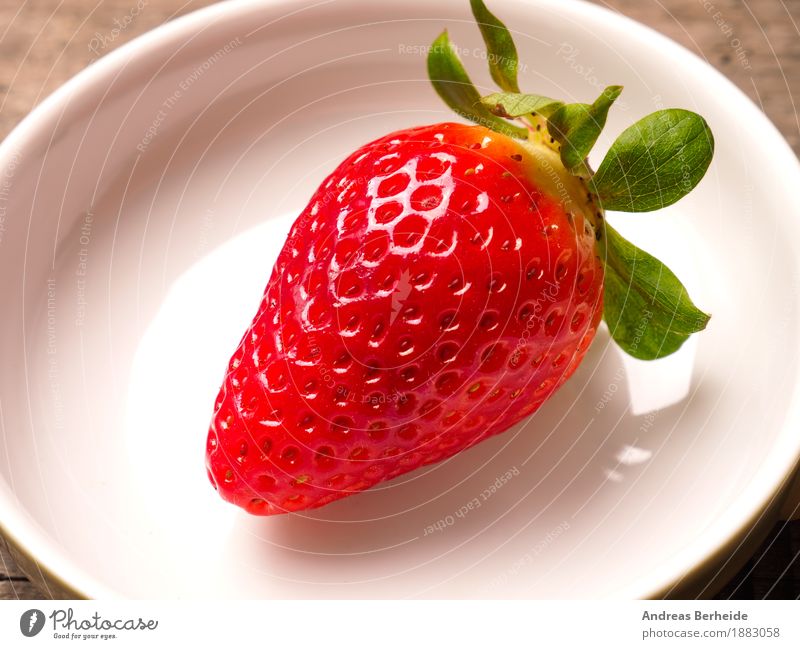 Erdbeere Lebensmittel Frucht Frühstück Bioprodukte Schalen & Schüsseln Natur Diät süß Top view strawberry wood Hintergrundbild fruit red food leaf white fresh