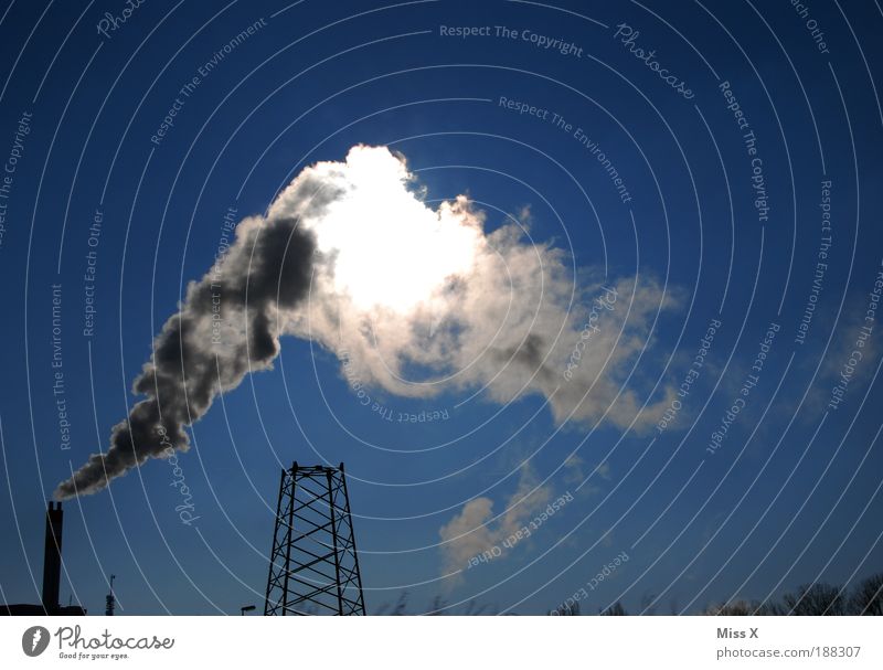 Industrie Fortschritt Zukunft Energiewirtschaft Energiekrise Umwelt Himmel Sonne Klima Klimawandel Stadtrand Industrieanlage Fabrik Schornstein dreckig groß