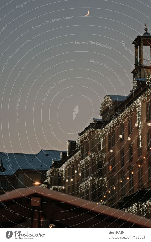 Heiligabend wars! Luft Himmel Wolkenloser Himmel Stern Mond Winter Schnee Stadt Hauptstadt Altstadt Haus Marktplatz Gebäude Architektur Balkon Fenster Dach