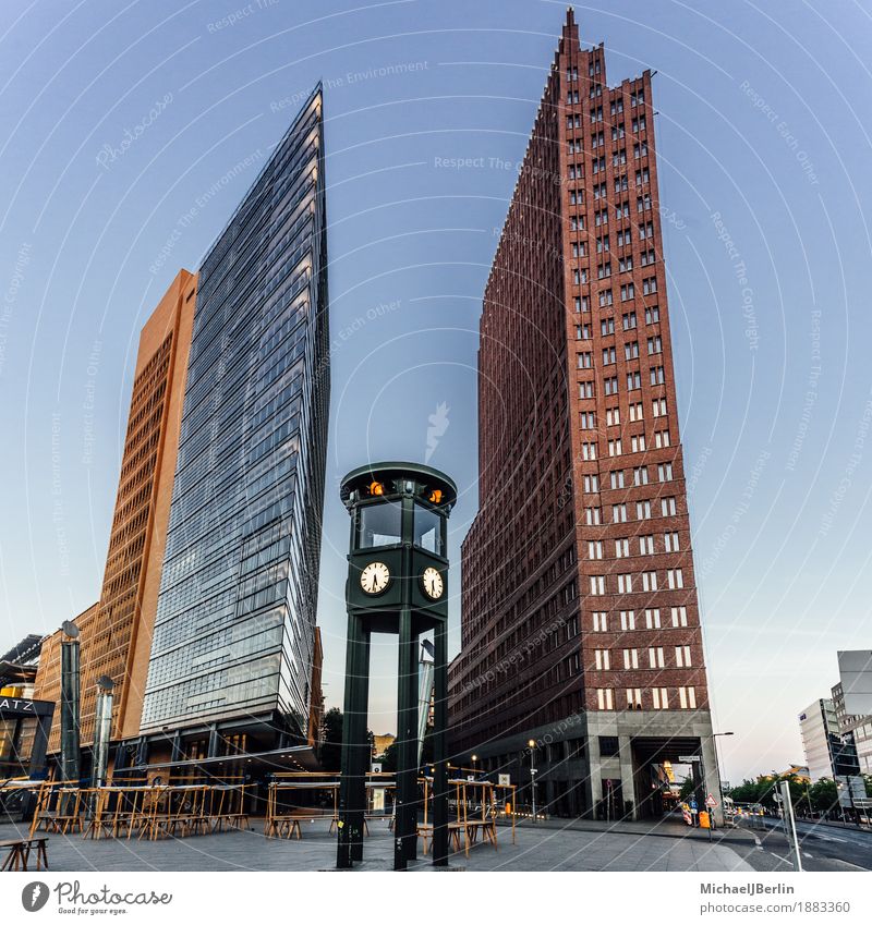 Verkehrsampel am Potsdamer Platz in Berlin Deutschland alt Ampel Hochhaus altmodisch neu modern Gebäude Architektur Farbfoto Außenaufnahme Morgendämmerung