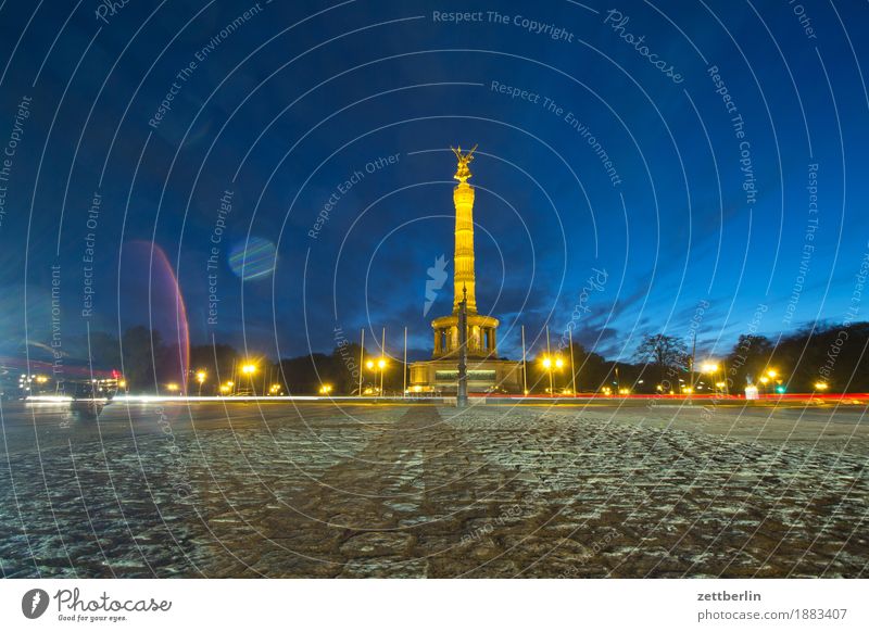 Siegessäule am Großen Stern Abend Beleuchtung Berlin dunkel else Goldelse grosser stern Himmel Straßenkreuzung Langzeitbelichtung Leuchtspur light track