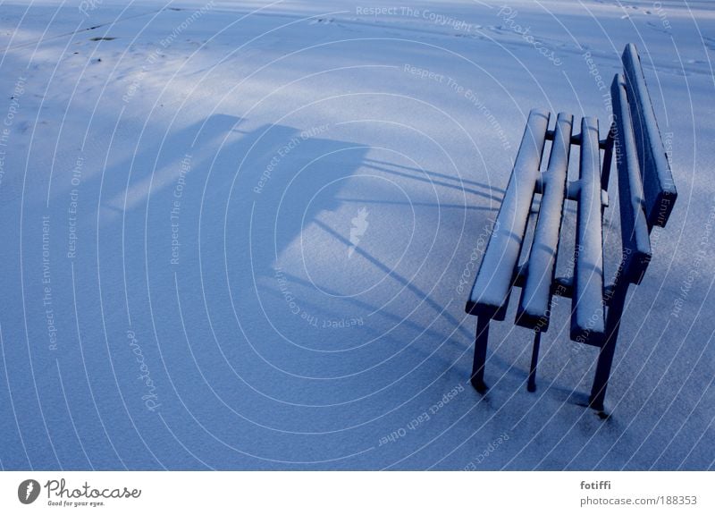 bank of snowland Kleinstadt Menschenleer Holz einfach frei blau weiß Zufriedenheit Pause Ferne ruhig stagnierend Bank Einsamkeit Schatten nachdenklich Winter