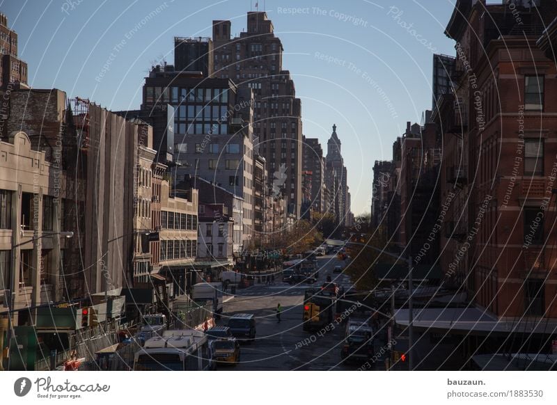 strassen von nyc. Ferien & Urlaub & Reisen Tourismus Sightseeing Städtereise New York City USA Stadt Haus Hochhaus Mauer Wand Fassade Verkehr Personenverkehr