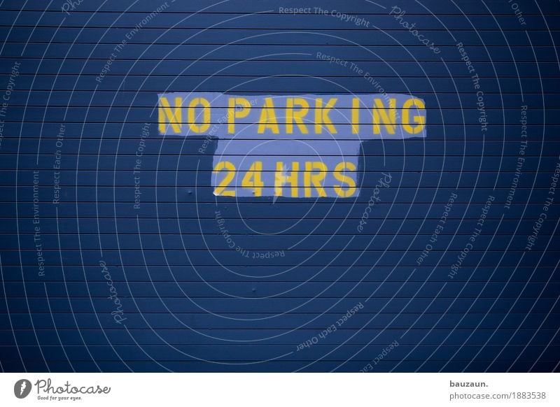 no parking in nyc. New York City USA Stadt Industrieanlage Fabrik Tor Parkhaus Bauwerk Gebäude Fassade Garage Garagentor Verkehr Personenverkehr Straßenverkehr