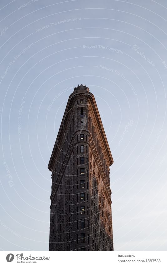 sonnig in nyc. Himmel Wolkenloser Himmel Wetter Schönes Wetter New York City USA Stadt Haus Hochhaus Bauwerk Gebäude Architektur Mauer Wand Fassade Fenster Dach