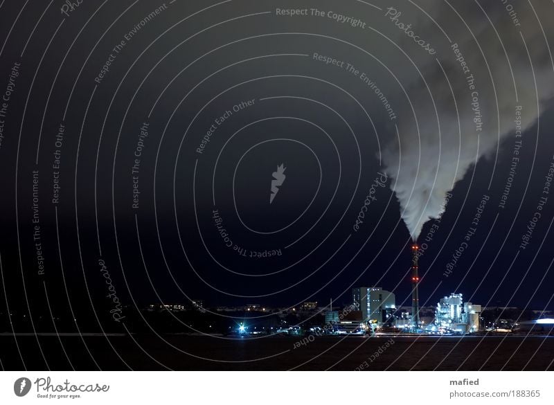 Heizperiode Energiewirtschaft Kohlekraftwerk Nachthimmel Klima Klimawandel Eis Frost Industrieanlage blau schwarz silber weiß heizwerk abend dampf licht Wolken