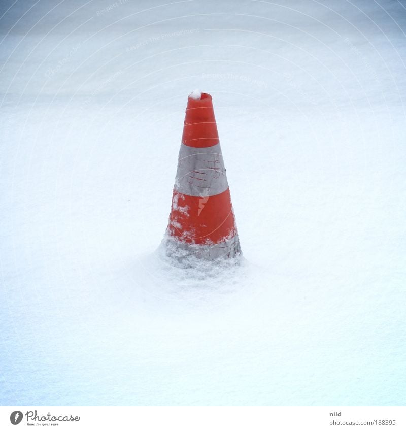 VLC Verkehrsleitkegel kalt rot weiß Verkehrshütchen Molankegel Haberkornhütchen Verkehrstöggel Leitkegel Barriere Schnee gestreift Unfallstelle Verkehrsschild