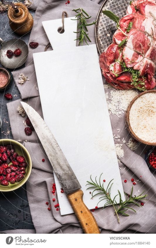 Fleischbraten Zubereitung mit Marmor Schneidebrett und Messer Lebensmittel Kräuter & Gewürze Öl Ernährung Abendessen Festessen Bioprodukte Geschirr Stil Design