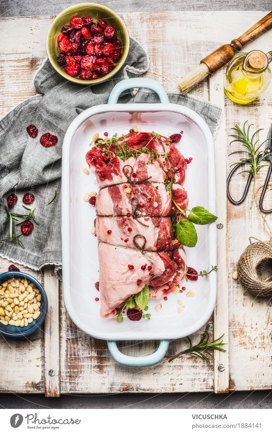 Lammschulterbraten mit Kräutern, Pinienkernen und Preiselbeeren Lebensmittel Fleisch Kräuter & Gewürze Öl Ernährung Abendessen Festessen Bioprodukte Geschirr