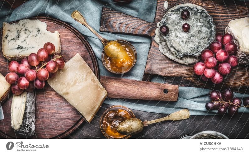 Käse auf Schneidebrettern mit Trauben und Honig Lebensmittel Frucht Dessert Ernährung Festessen Geschirr Stil Design Tisch gelb Brie Feinschmecker Snack Auswahl