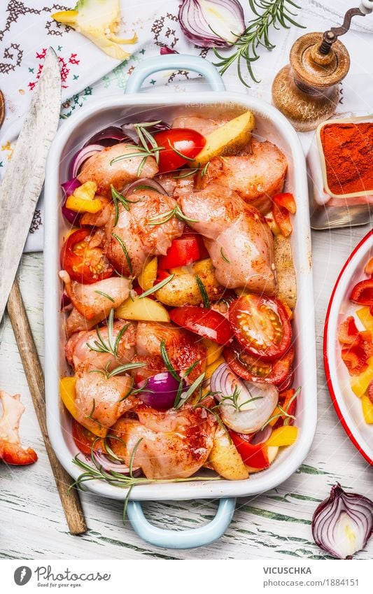 Huhn mit buntem Gemüse und Paprikapulver in Auflaufform Lebensmittel Fleisch Kräuter & Gewürze Öl Ernährung Mittagessen Abendessen Bioprodukte Diät Geschirr