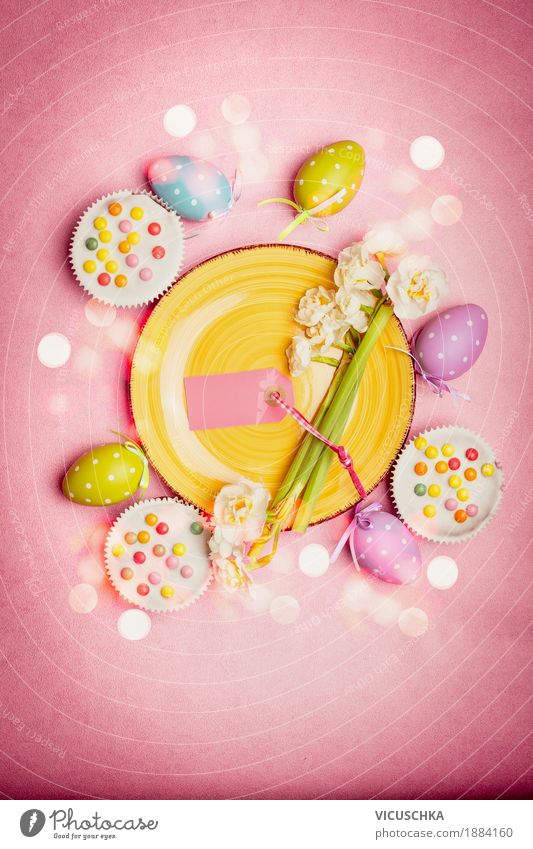 Schönes Ostern Tischdeko in Pastellfarbe Ernährung Mittagessen Festessen Geschirr Teller Besteck Lifestyle Stil Design Innenarchitektur Dekoration & Verzierung