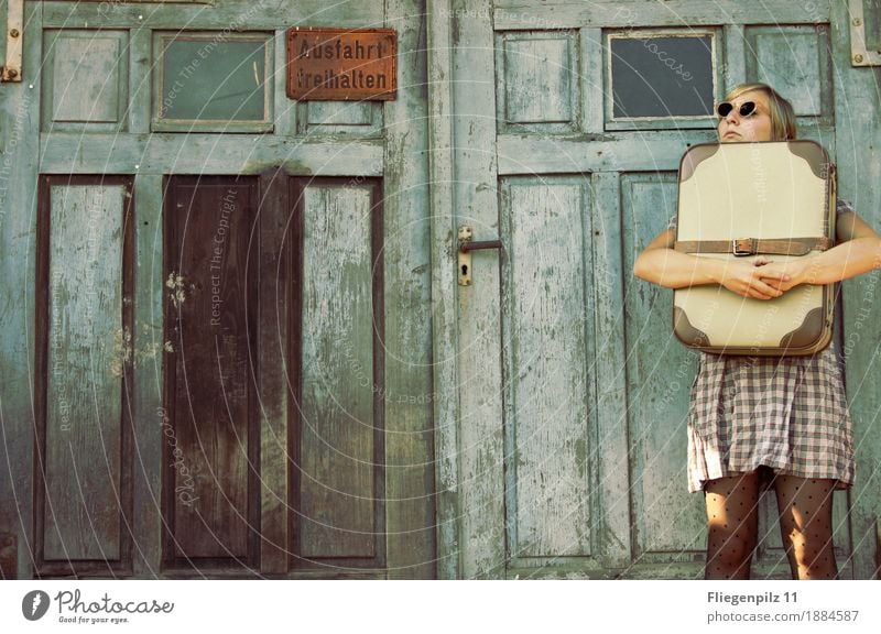 in die Zukunft Stil feminin Junge Frau Jugendliche Erwachsene 1 Mensch 18-30 Jahre Tor Tür Mode Kleid Sonnenbrille beobachten Denken festhalten warten