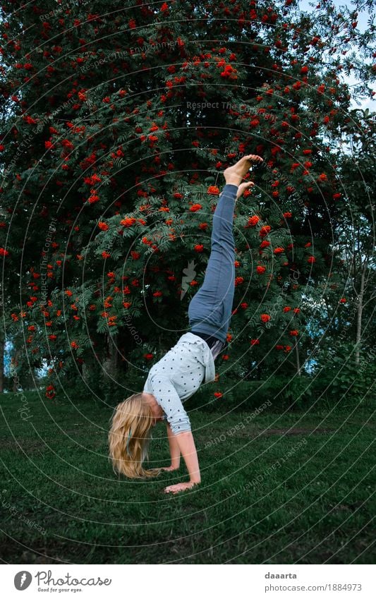 auf Händen Lifestyle Stil Freude Leben harmonisch Freizeit & Hobby Spielen Ausflug Abenteuer Freiheit Sightseeing Sommerurlaub Traumhaus Garten Entertainment