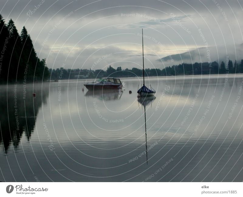 kein zeitgefühl See Wasserfahrzeug Nebel Morgennebel Berge u. Gebirge