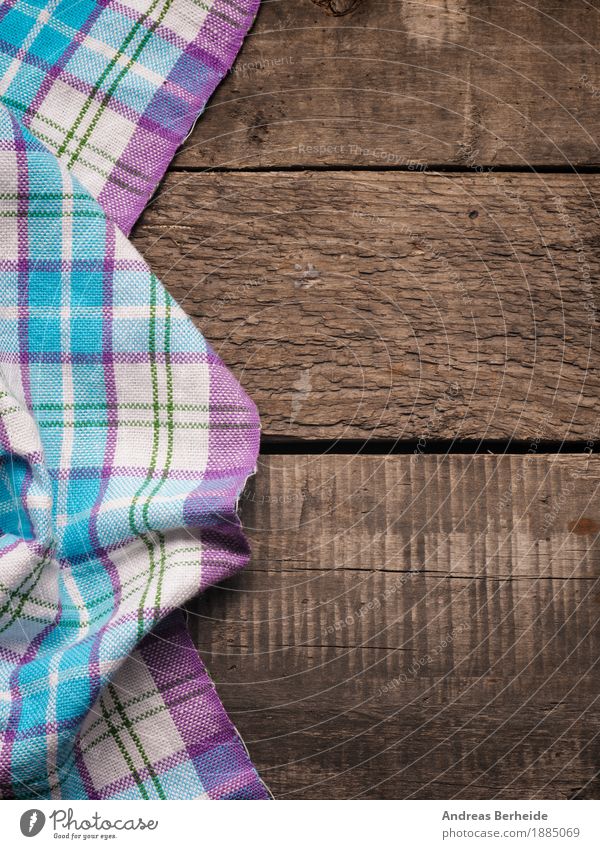 Kariertes Geschirrtuch auf einem Holztisch alt retro table cloth picnic Hintergrundbild tablecloth wooden textile checkered white pattern texture blanket