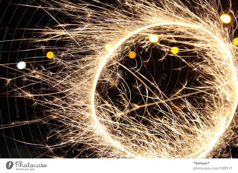 ring of fire Freude Silvester u. Neujahr Bewegung drehen glänzend leuchten rund wild gelb schwarz weiß Stimmung Wunsch Wunderkerze Funken brennen Kreis