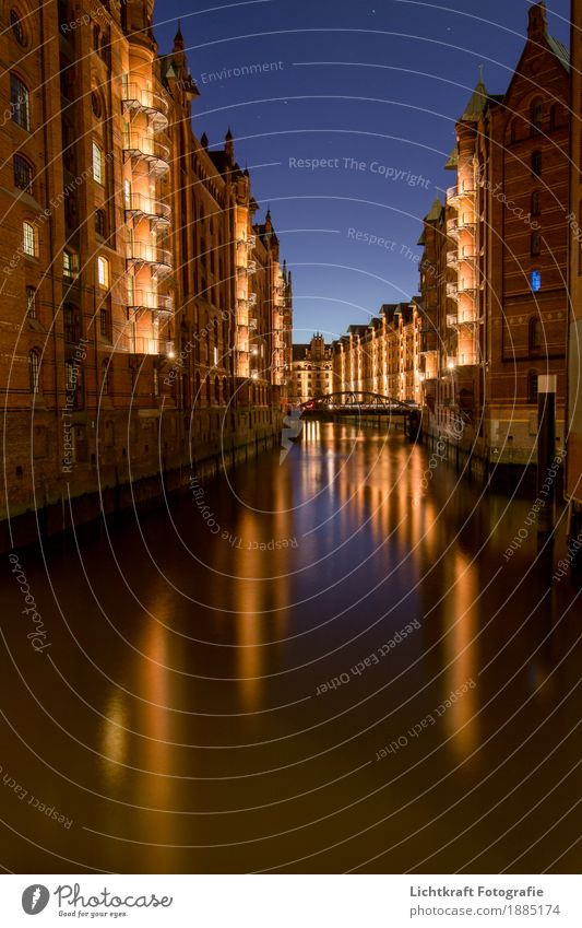 Wandrahmsfleet Wasser Nachthimmel Hafenstadt Stadtzentrum Altstadt Brücke Architektur Mauer Fassade Balkon Sehenswürdigkeit Denkmal historisch schön