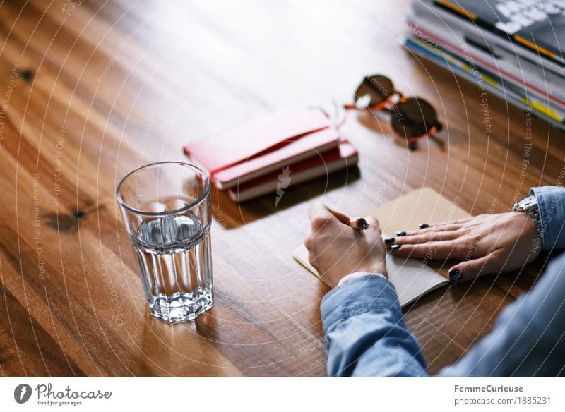 Notizen_03 feminin Junge Frau Jugendliche Erwachsene 1 Mensch 18-30 Jahre 30-45 Jahre linkshändig Wasserglas Zettel Nagellack Sonnenbrille Zeitschrift Kalender