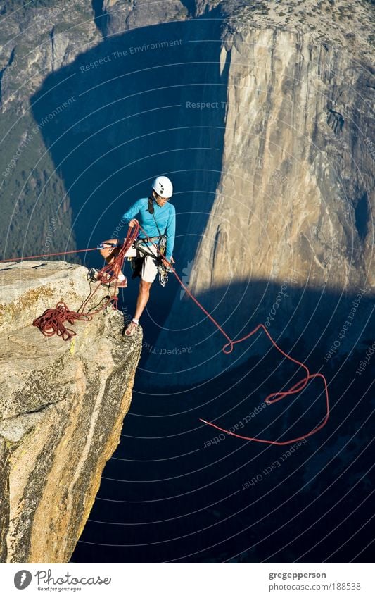 Kletterer auf dem Gipfel. Abenteuer Freiheit Sport Klettern Bergsteigen Erfolg Frau Erwachsene 1 Mensch Natur Felsen Berge u. Gebirge Wanderschuhe Helm Fitness