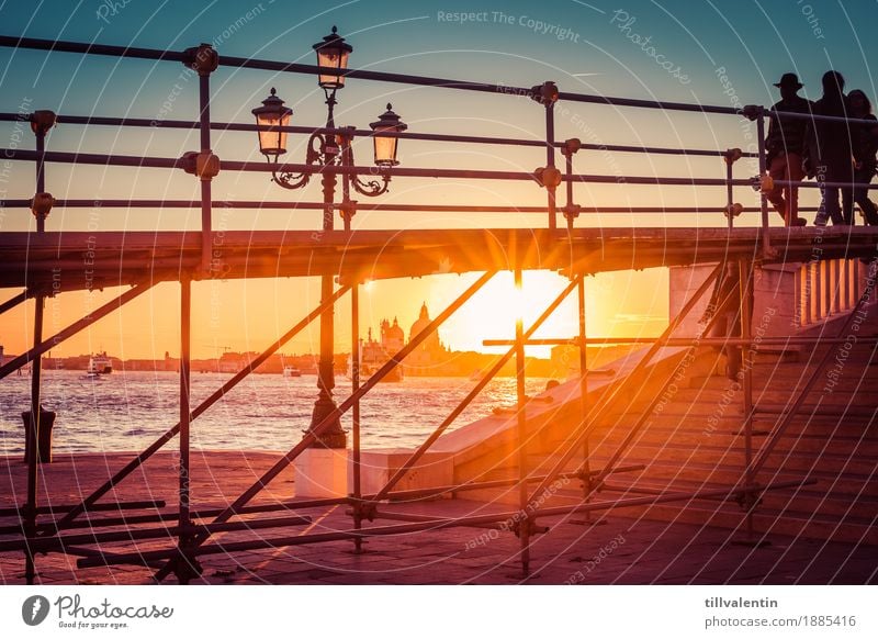 Venice Sunset Landschaft Wasser Sonnenaufgang Sonnenuntergang Küste Flussufer Bauwerk gehen Venedig Lampe Laterne Gerüst Treppe Silhouette Himmel Farbfoto