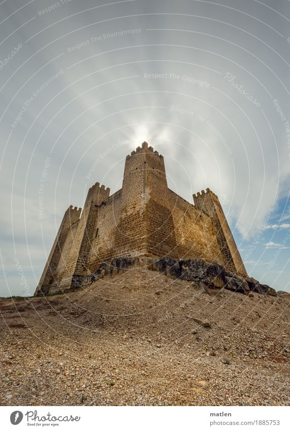 Castillio Hügel Felsen Kleinstadt Menschenleer Burg oder Schloss alt eckig oben blau braun weiß Castillo de Sádaba Navarra Sand Turm Zinnen Farbfoto