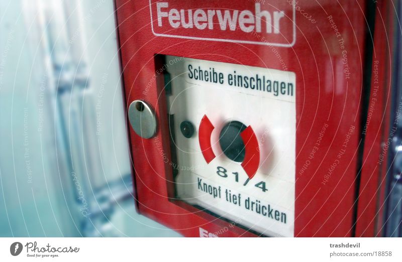 notschalter Schalter einschlagen Wand Makroaufnahme Nahaufnahme Brand Feuerwehr Fensterscheibe