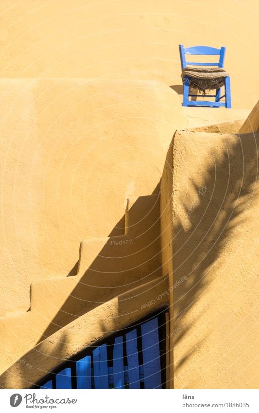 Sonnenplatz Haus Stuhl Treppe steil Tür Menschenleer