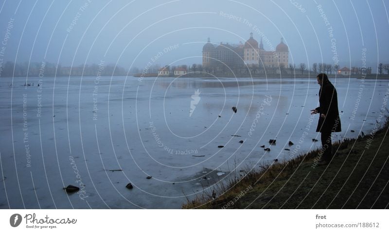 Steinewerfer Ausflug maskulin 1 Mensch Landschaft Wasser Winter Wetter Nebel Eis Frost Seeufer Burg oder Schloss Sehenswürdigkeit frieren stehen werfen