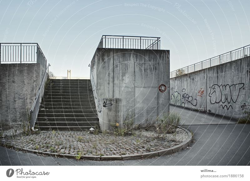 ah, jetzt, ja. Bauwerk Architektur Treppe Verkehrswege Straße Verkehrsinsel Auffahrt grau Mobilität Sicherheit Stadt Wege & Pfade Geländer Beton Asphalt