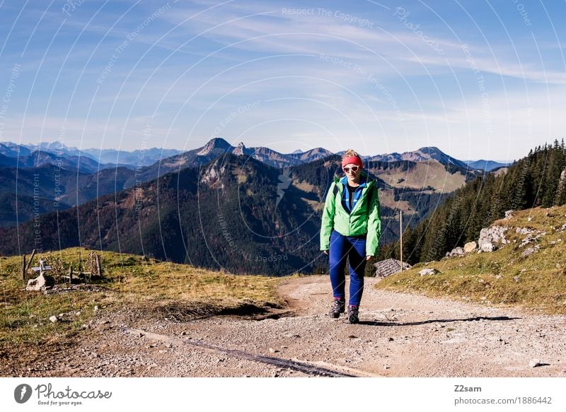 Hinauf, hinauf Ferien & Urlaub & Reisen Berge u. Gebirge wandern Sport Junge Frau Jugendliche 18-30 Jahre Erwachsene Natur Landschaft Himmel Herbst