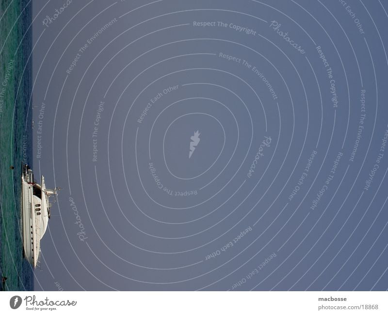 Yacht am Horizont Motor Sportboot Motorboot Segelboot Wasserfahrzeug Meer Wolken Spanien Süden Physik weiß Sommer Jacht Motorjacht Himmel ocean Sonne Graffiti