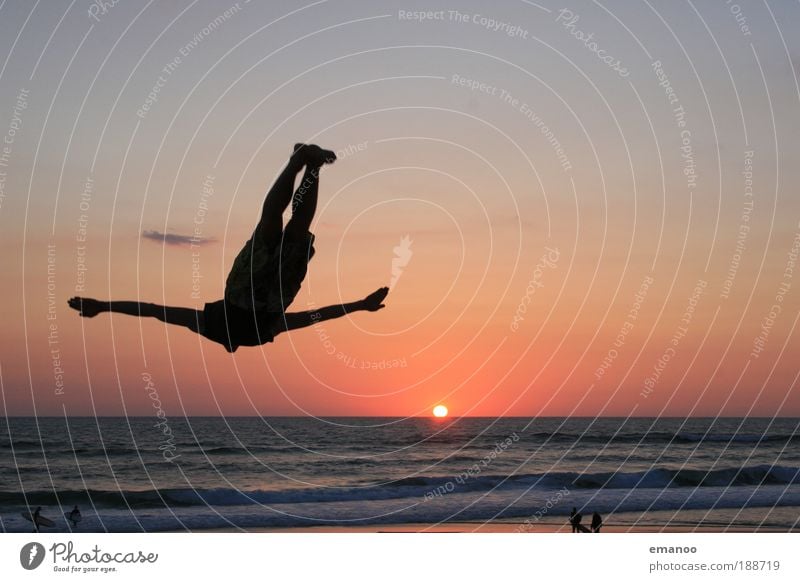 Sunset flyer Lifestyle Freizeit & Hobby Ferien & Urlaub & Reisen Sommer Sommerurlaub Strand Meer Fitness Sport-Training Turnen Trampolin maskulin Junger Mann