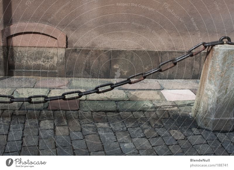 shaped stones Stadt Hafenstadt Menschenleer Platz Marktplatz Rathaus Mauer Wand Straße Wege & Pfade Stein Metall alt authentisch fest skurril Kette massiv