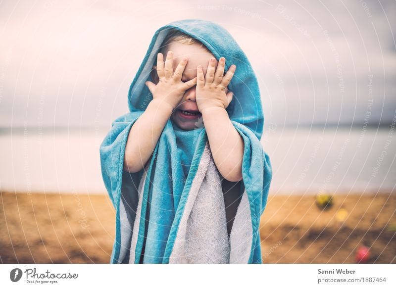 Verstecken Schwimmen & Baden Spielen Ferien & Urlaub & Reisen Sommer Strand Mensch maskulin Kleinkind Junge Kindheit Hand Finger 1 1-3 Jahre Sand Wasser Himmel