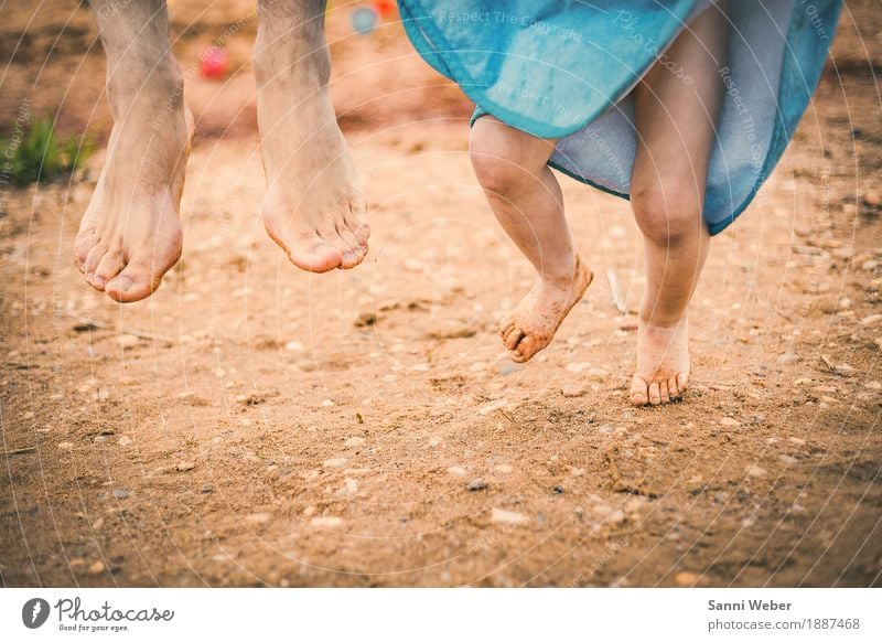 summer fun Freude Zufriedenheit Kinderspiel Sommer Strand Mensch maskulin Kleinkind Junge Vater Erwachsene Familie & Verwandtschaft Leben Beine Fuß 2 1-3 Jahre